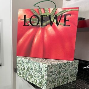Loewe Red and Green Gift Wrap Party Supplies